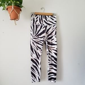 Fabletics Ultra High-Waisted Pure Luxe 7/8 in Spinner Size Medium Leggings